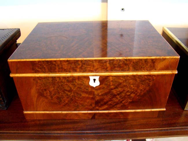 A fabulous 19th century bird's eye maple dresser box circa 1880 — image 2